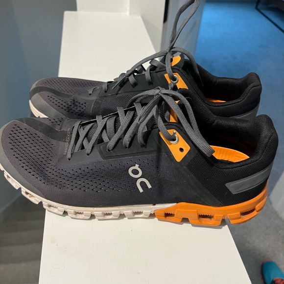 ON’s Running Black and Orange Sneakers Men’s - Picture 2 of 4